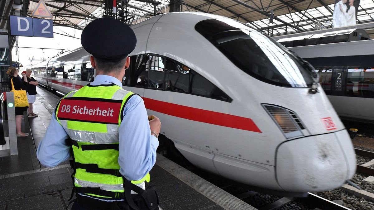 Z německých vlaků se stávají zóny strachu. Zaměstnanci zoufale píší o pomoc